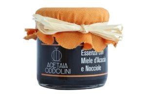 L’ESSENZA DI MODENA CON MIELE D’ACACIA E NOCCIOLE E’ UN CONDIMENTO CREATO ARTIGIANALMENTE DA ACETAIA ODDOLINI. ALL’INTERNO DEL VASETTO VI E’ LA NOSTRA ESSENZA DI MODENA CON IL MIELE D’ACACIA E I PEZZI DI NOCCIOLE.